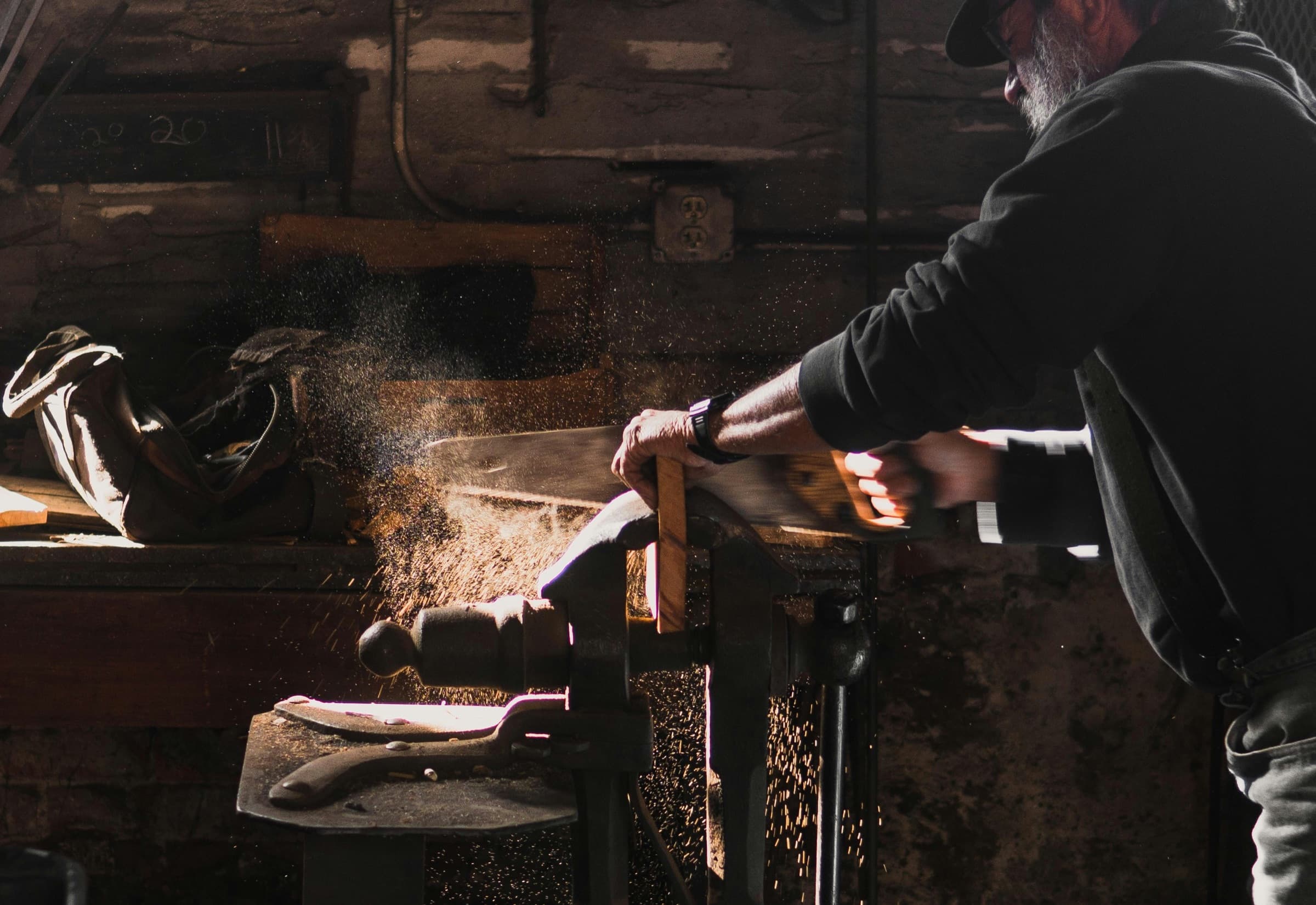 Schmied bei der Arbeit an glühendem Metall — Sinnbild für den Gründungsfunken